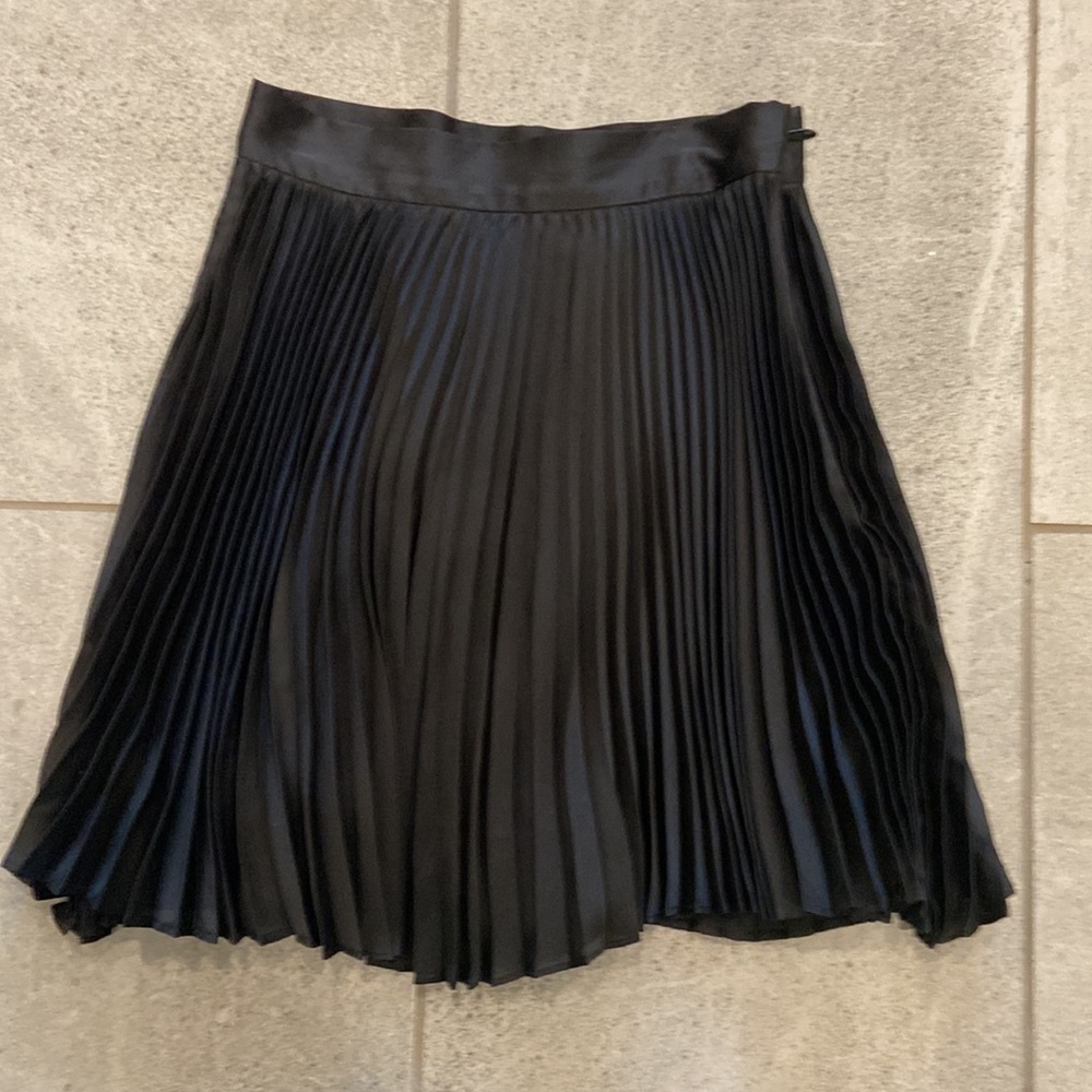 BEBE Black Pleated Mini Skirt, Size 0 (In NEW condition)